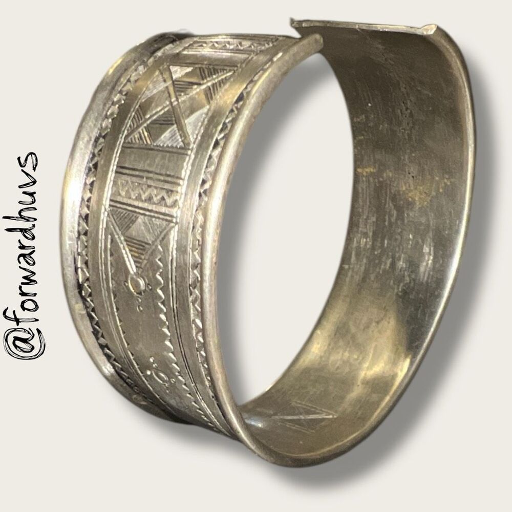 Tuareg Etched Silver Cuff Bracelet – 38.63g – Saharan Geometric Motifs – Signed - Picture 3 of 8